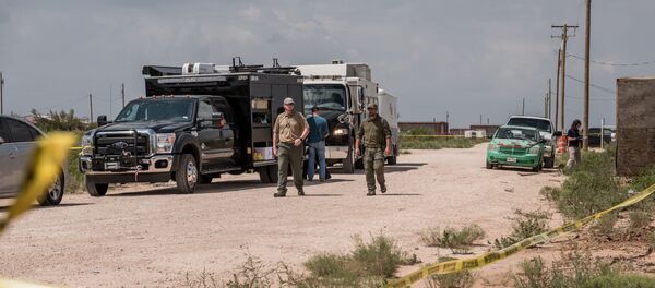 Агенты ФБР обыскивают дом подозреваемого в стрельба 1 сентября 2019 года в Западной Одессе, штат Техас Агенты ФБР обыскивают дом подозреваемого в стрельба 1 сентября 2019 года в Западной Одессе, штат Техас - Sputnik Беларусь