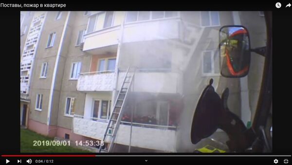 Спасатели вытащили через балкон едва не сгоревшего курильщика - видео - Sputnik Беларусь