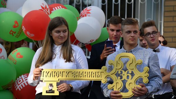 Старшеклассники несут символический Ключ к знаниям, архивное фото  - Sputnik Беларусь