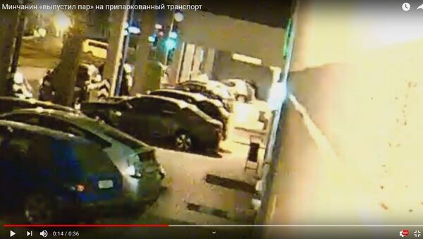 Из-за измены друга студент выместил злобу на парковке - видео - Sputnik Беларусь