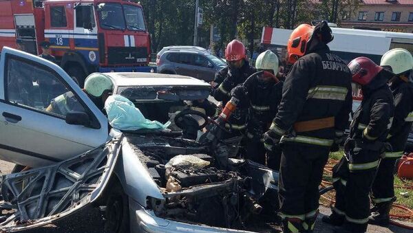 Мужчина на Nissan врезался в столб на Притыцкого  - Sputnik Беларусь