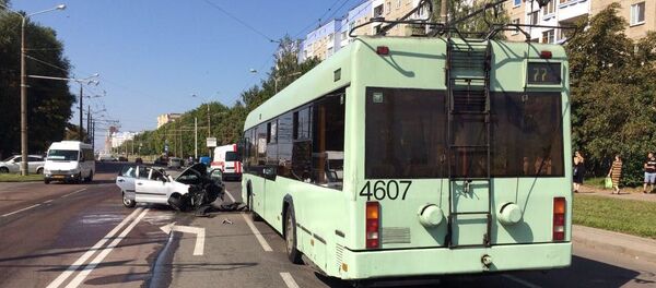 Водитель Volkswagen выехала на встречную полосу и совершила лобовое столкновение с троллейбусом - Sputnik Беларусь