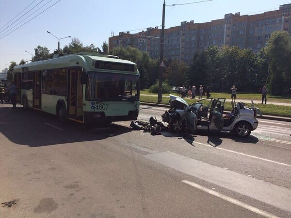 Женщина на Volkswagen столкнулась с троллейбусом в Минске Женщина на Volkswagen столкнулась с троллейбусом в Минске - Sputnik Беларусь