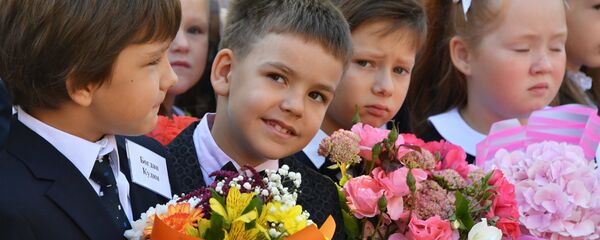 Дети на школьной линейке, архивное фото - Sputnik Беларусь