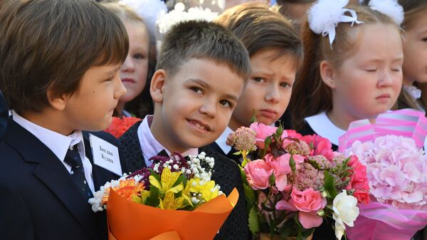 Дети на школьной линейке, архивное фото - Sputnik Беларусь