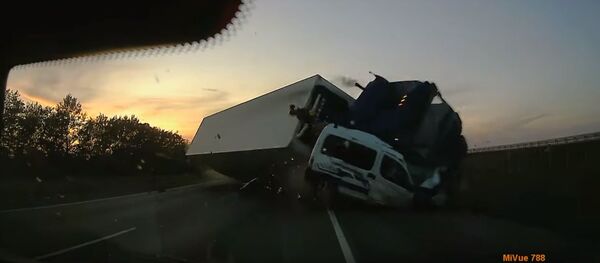 Жуткое ДТП с участием белорусского дальнобойщика в России попало на видео - Sputnik Беларусь