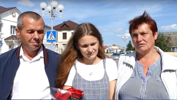 Пропавшая двадцать лет назад девочка встретилась с родителями - Sputnik Беларусь