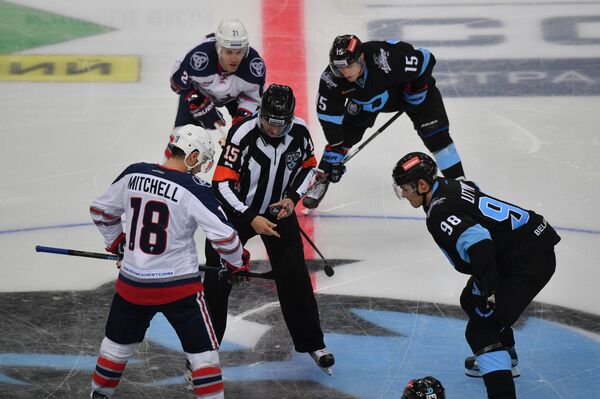 Фотофакт: Николай Лукашенко болеет за Динамо в майке клуба - Sputnik Беларусь