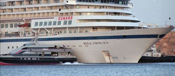 Круизный лайнер в порту, архивное фото  - Sputnik Беларусь