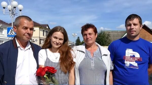 Юля с родителями, которые искали ее 20 лет - Sputnik Беларусь