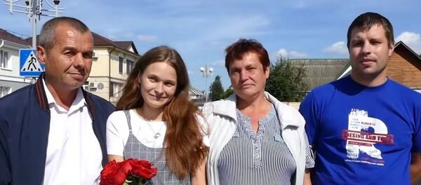 Юля с родителями, которые искали ее 20 лет - Sputnik Беларусь
