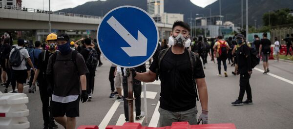 Протестующие в Гонконге перекрыли дорогу к аэропорту - Sputnik Беларусь