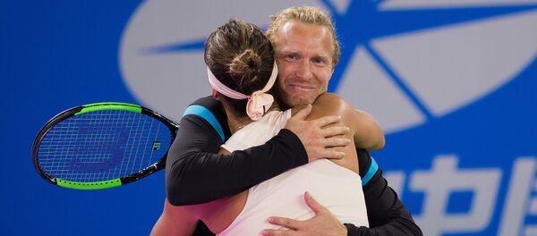 Белорусская теннисистка Арина Соболенко со своим бывшим тренером Дмитрием Турсуновым Белорусская теннисистка Арина Соболенко со своим бывшим тренером Дмитрием Турсуновым - Sputnik Беларусь
