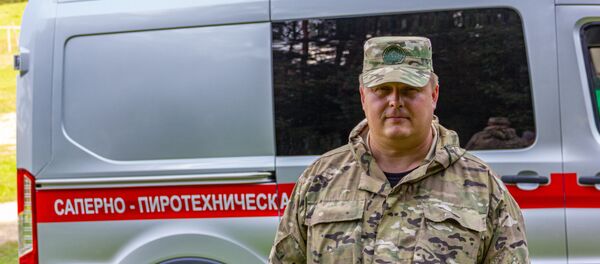 Когда сапер идет в костюме к взрывоопасному предмету, он не знает точно - сколько там взрывчатого вещества. И должен быть готов ко всему Когда сапер идет в костюме к взрывоопасному предмету, он не знает точно - сколько там взрывчатого вещества. И должен быть готов ко всему - Sputnik Беларусь