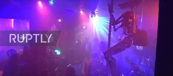 Роботы-стриптизерши устроили шоу во французском клубе – видео - Sputnik Беларусь