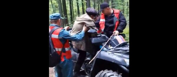 Сотрудники МЧС нашли потерявшуюся на болоте женщину  - Sputnik Беларусь