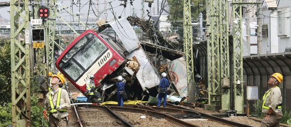 Пассажирский поезд сошел с рельсов в Японии  - Sputnik Беларусь