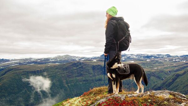 Туристка с собакой в горах Норвегии - Sputnik Беларусь