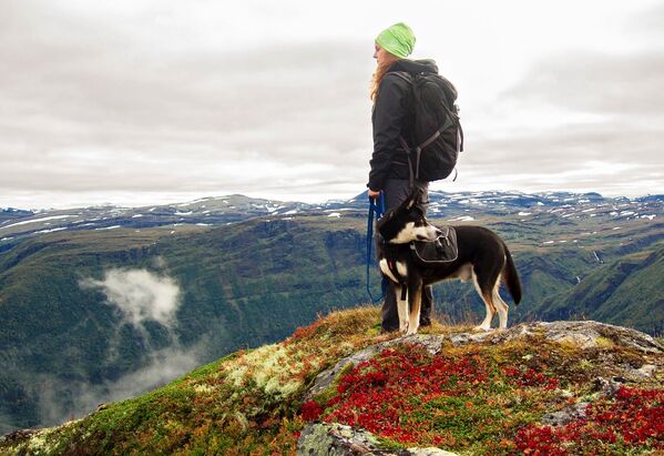 Туристка с собакой в горах Норвегии - Sputnik Беларусь