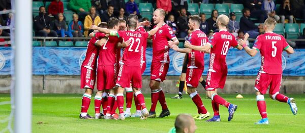 Белорусские футболисты празднуют победу над эстонцами - Sputnik Беларусь