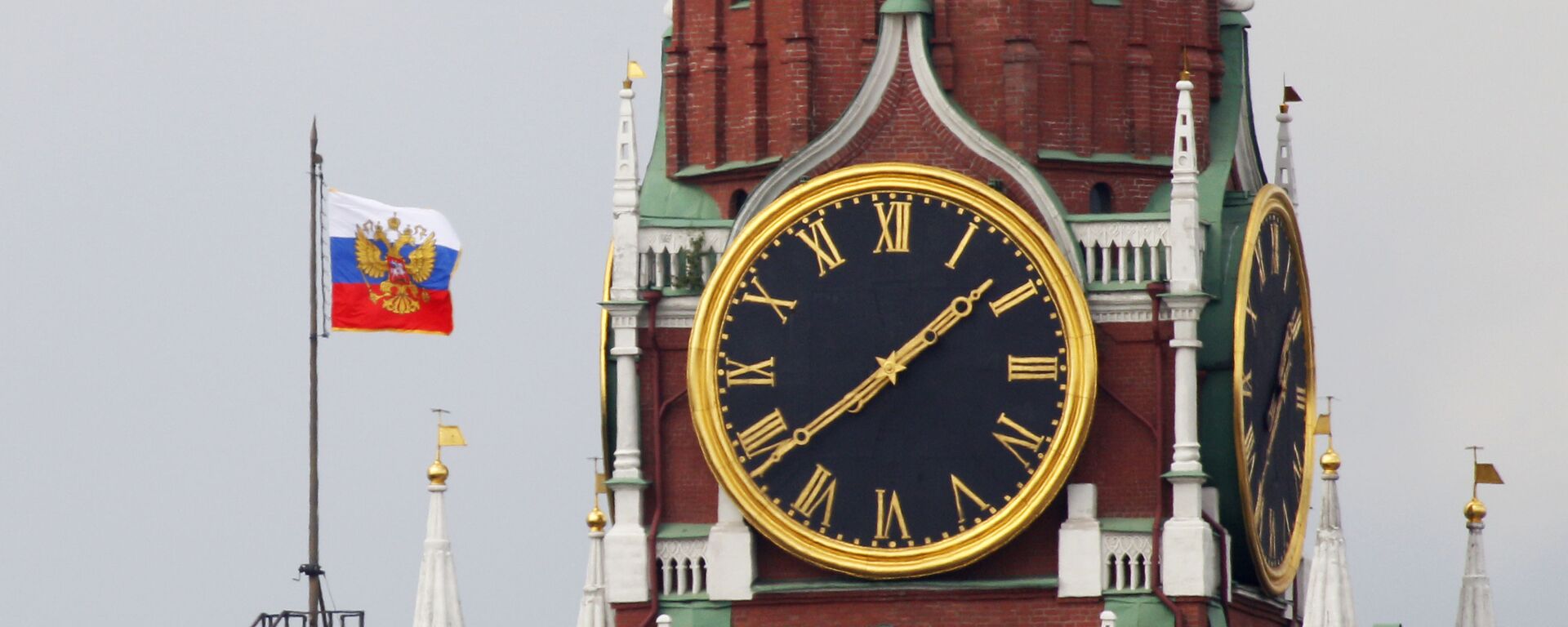Штандар прэзідэнта РФ на купале будынка Сената Маскоўскага Крамля - Sputnik Беларусь, 1920, 15.07.2025