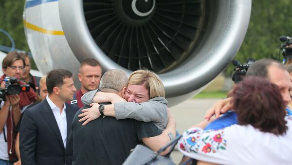 Родственники встречали освобожденных в аэропорту Борисполя - Sputnik Беларусь