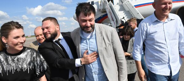 Руководитель портала РИА Новости Украина Кирилл Вышинский (в центре) в аэропорту Внуково - Sputnik Беларусь