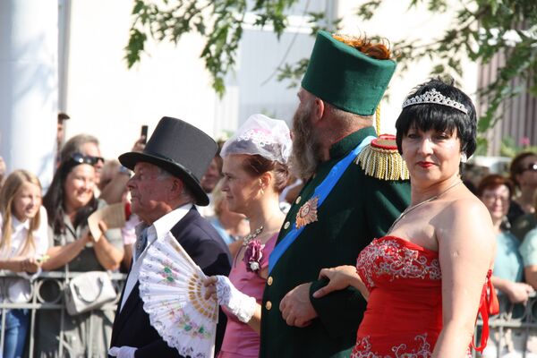 Участники карнавала – а их было около трех тысяч – одинаково охотно позировали и фотографам, и гостям, которые стремились сохранить эти моменты в памяти своих мобильных телефонов. - Sputnik Беларусь