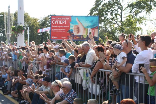 Десятки тысяч гостей выстроились вдоль центральных улиц города, а кто-то наблюдал за действом, выглядывая со своих балконов. - Sputnik Беларусь