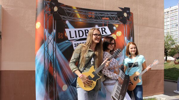 Было много еды, музыки, развлечений, организаторы устроили фотозоны для оригинальных снимков на память - Sputnik Беларусь