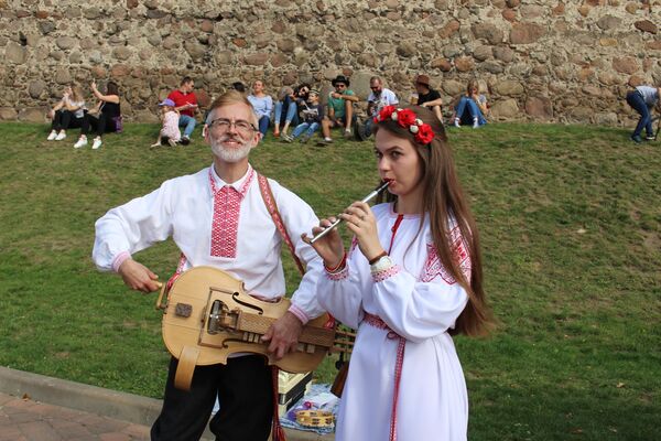 На улицах можно было встретить средневековых музыкантов, на фото – играют на колесной лире  - Sputnik Беларусь