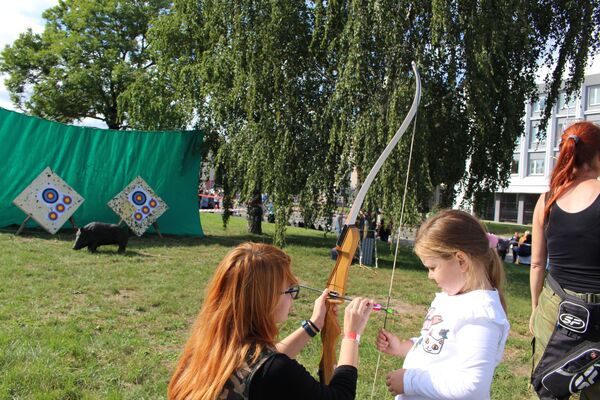 Детям предлагали собирать пазлы, играть в лазертаг, проходить разные квесты или пострелять из лука по дикому кабану - Sputnik Беларусь