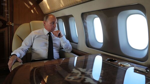 Президент РФ Владимир Путин на борту президентского самолета - Sputnik Беларусь