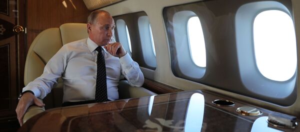 Президент РФ Владимир Путин на борту президентского самолета Президент РФ Владимир Путин на борту президентского самолета - Sputnik Беларусь