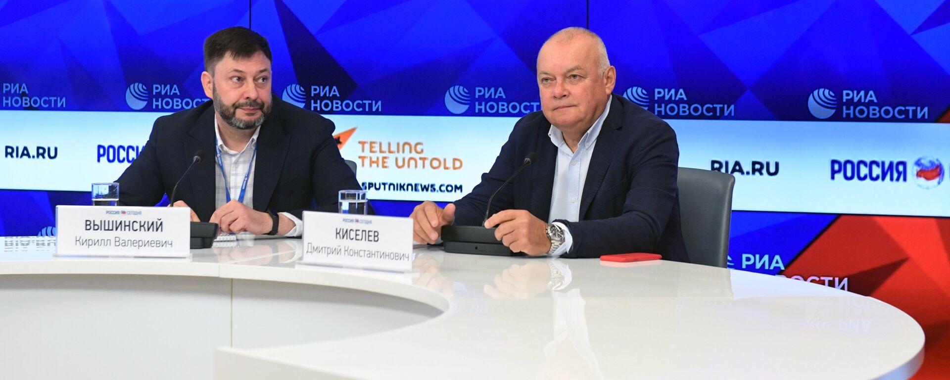 Генеральны дырэктар МІА Россия сегодня Дзмітрый Кісялёў (справа) і кіраўнік партала РІА Навіны Украіна Кірыл Вышынскі - Sputnik Беларусь, 1920, 23.08.2025