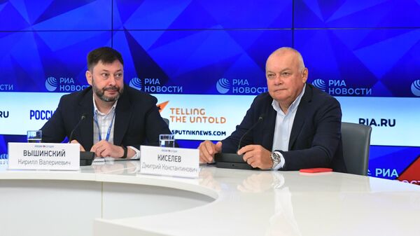 Генеральны дырэктар МІА Россия сегодня Дзмітрый Кісялёў (справа) і кіраўнік партала РІА Навіны Украіна Кірыл Вышынскі - Sputnik Беларусь
