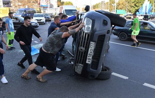 Автомобиль Renault перевернулся на площади Ванеева в Минске - Sputnik Беларусь