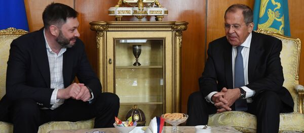 Руководитель портала РИА Новости Украина Кирилл Вышинский (слева) и министр иностранных дел РФ Сергей Лавров - Sputnik Беларусь