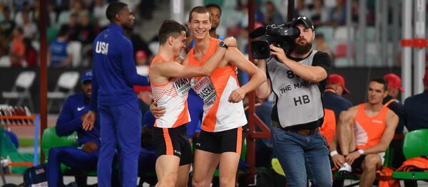 Илья Иванюк поздравляет Максима Недосекова - Sputnik Беларусь