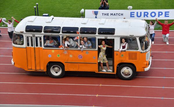 Старый советский автобус – напоминание о матче СССР – США, который прошел на минском стадионе Динамо в 1973 году - Sputnik Беларусь