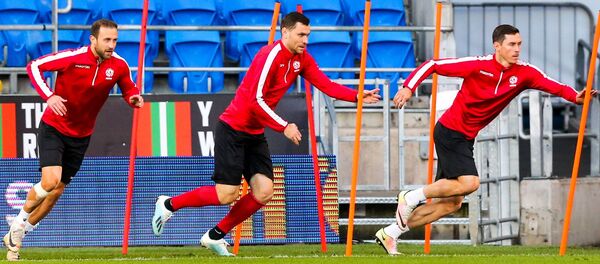 Тренировка сборной перед матчем в Кардиффе Тренировка сборной перед матчем в Кардиффе - Sputnik Беларусь