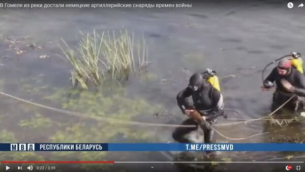 Немецкие снаряды достали водолазы со дна у речного причала - видео - Sputnik Беларусь