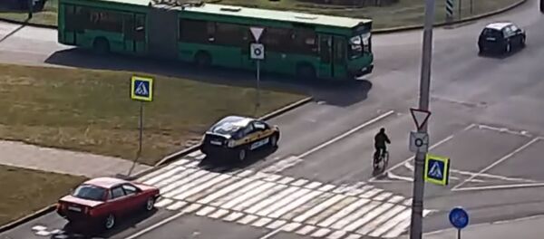 Ехавший по середине улицы велосипедист врезался в автобус в Бресте - Sputnik Беларусь