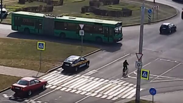 Ехавший по середине улицы велосипедист врезался в автобус в Бресте - Sputnik Беларусь