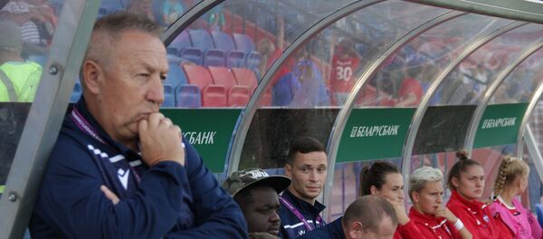 Тренер ФК Минск Владимир Рева наблюдает за игрой - Sputnik Беларусь
