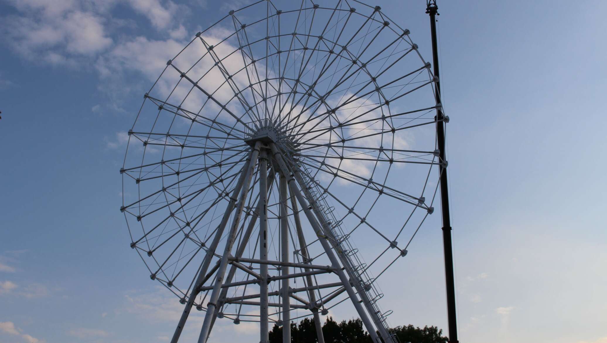 Колесо обозрения гродно. Колесо обозрения Беларусь Гродно. Гродно колесо обозрения. Аттракционы в Гродно в 2022 году. Кабинка обзорного колеса.