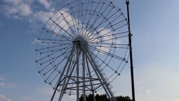 Колесо обозрения заканчивают монтировать в центре Гродно - Sputnik Беларусь