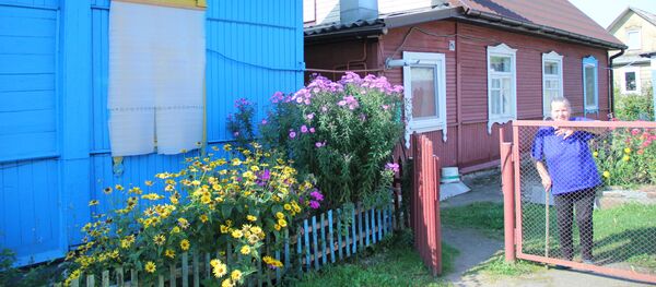 Валентина вспоминает, что когда-то эти дома были построены, как подменный фонд. Но люди задержались здесь более чем на полвека - Sputnik Беларусь