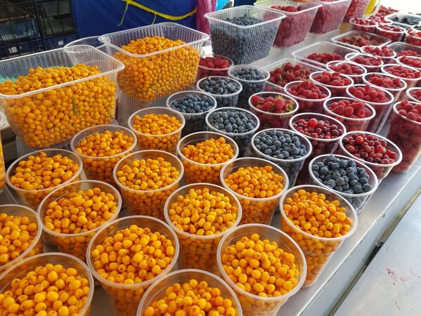 Дешевые ежевика и виноград: за чем еще идти на Комаровку в выходные - Sputnik Беларусь