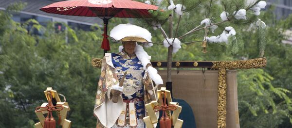 Пожилой человек на правзднике в Японии - Sputnik Беларусь